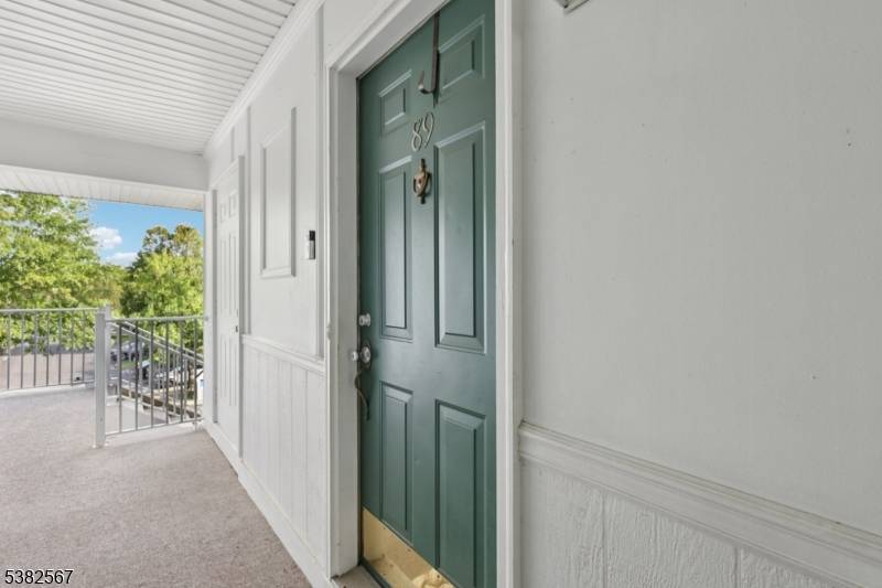 Commuter's Delight ! Welcome to modern living at its finest !
