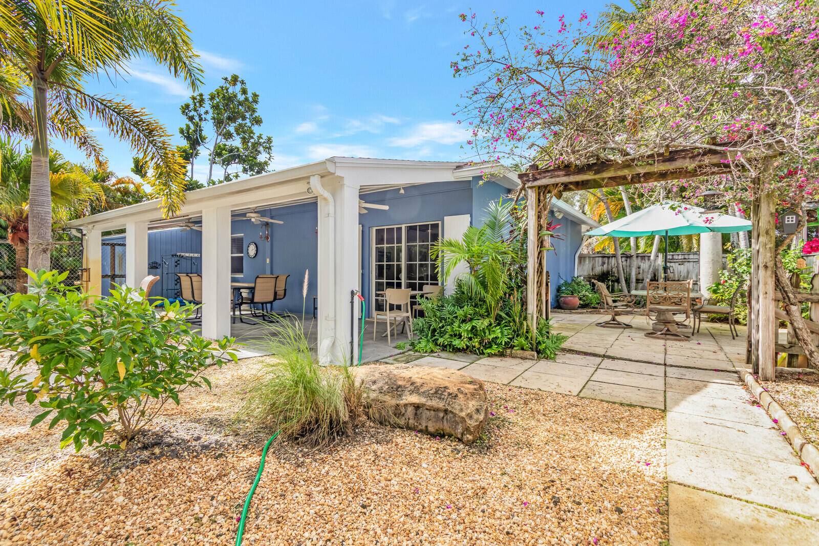 Look no further ! This exceptional 2 BR 1BA Guest House is a true urban retreat with pool in a tranquil, lush tropical setting.