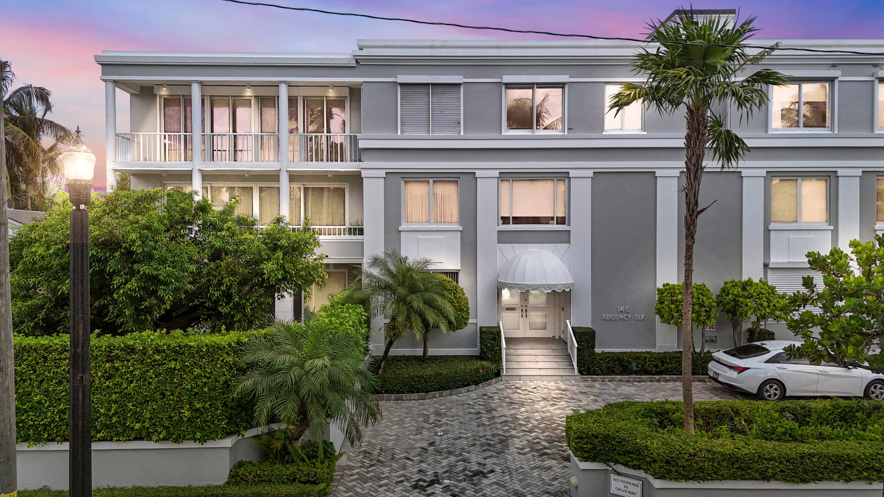 3 Bedroom 3 Bath with Dinning Room, Foyer, Galley Kitchen, Heated Pool,.