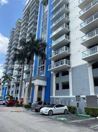 Beautiful and spacious blue lagoon high rise condo on the 9th floor, overlooking the blue lagoon, 4 miles sailing.