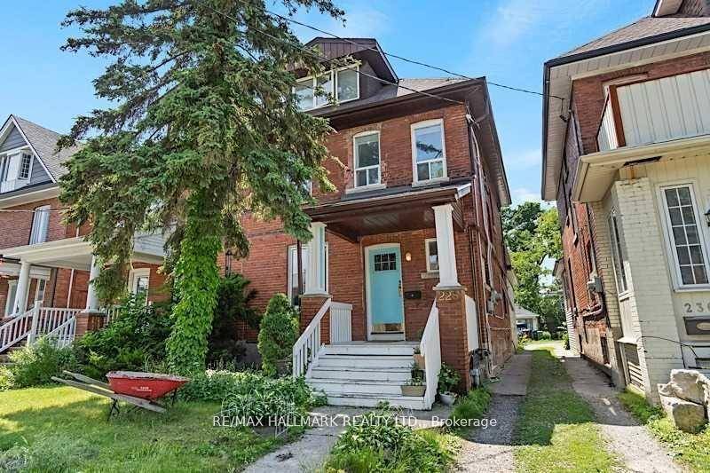 Sun Drenched And Fabulous, This 2 Bedroom, 1 Full Bathroom Main Floor Approximately 1000 Sq Ft Unit Has An Airy And Open Concept Feel.