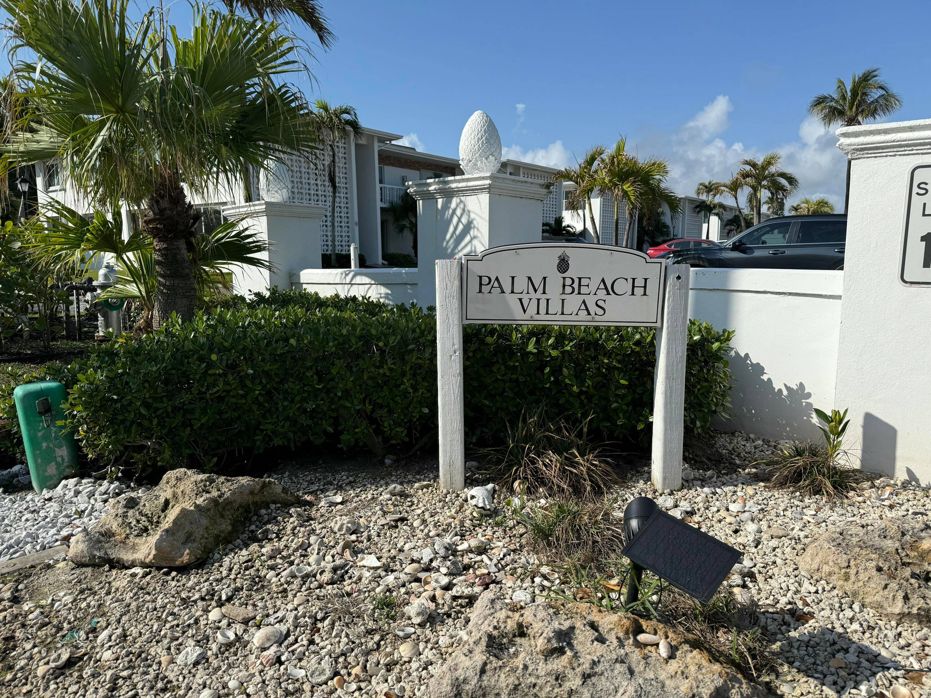 Charming Palm Beach Villas Condo Steps from the Ocean !