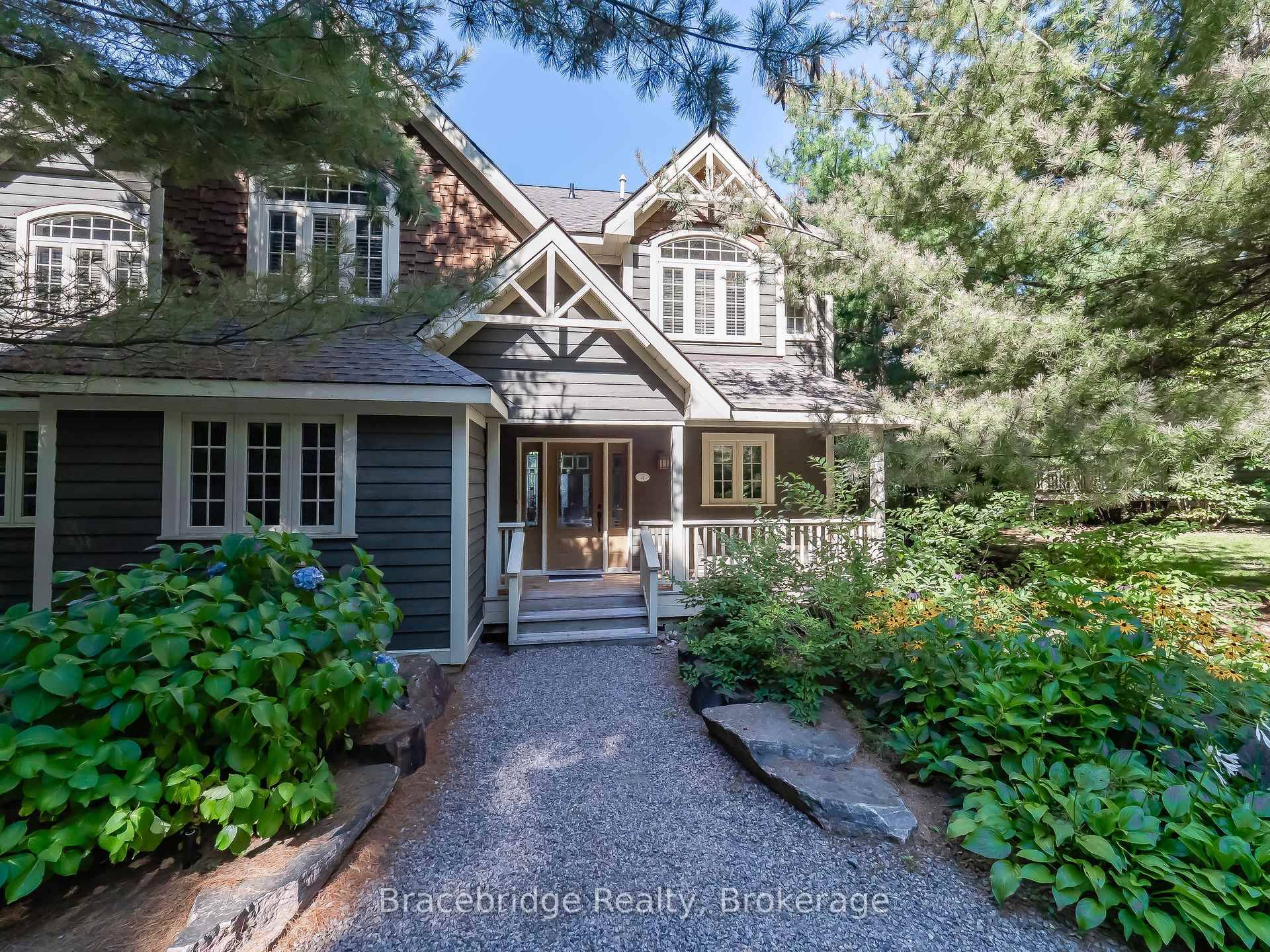 The Muskokan Resort Club, situated directly on prestigious Lake Joseph, is a sought after, beautifully landscaped property.
