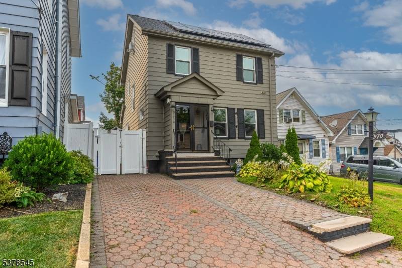 Welcome to this charming home in the sought after Livingston neighborhood !