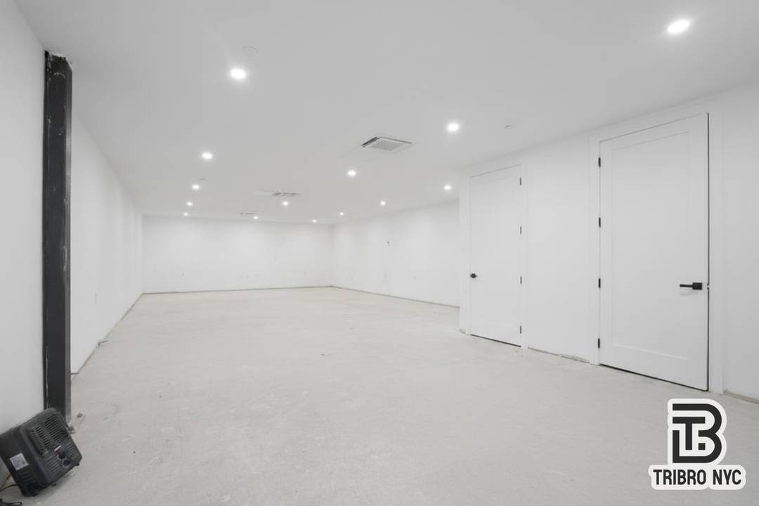 141 Meserole St, Unit 1A Commercial Duplex Basement 9, 000 WilliamsburgPrime commercial duplex with full basement in the heart of Williamsburg.