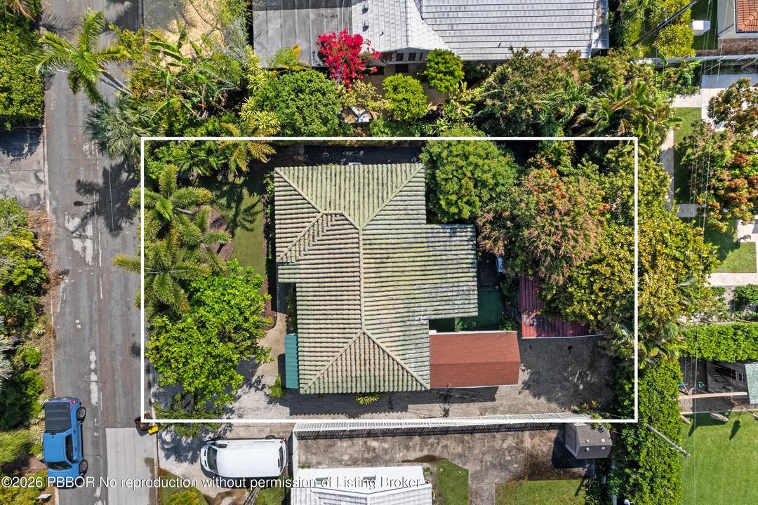 Ideal for a custom home or spec development, this is one of the few remaining opportunities in SoSo.