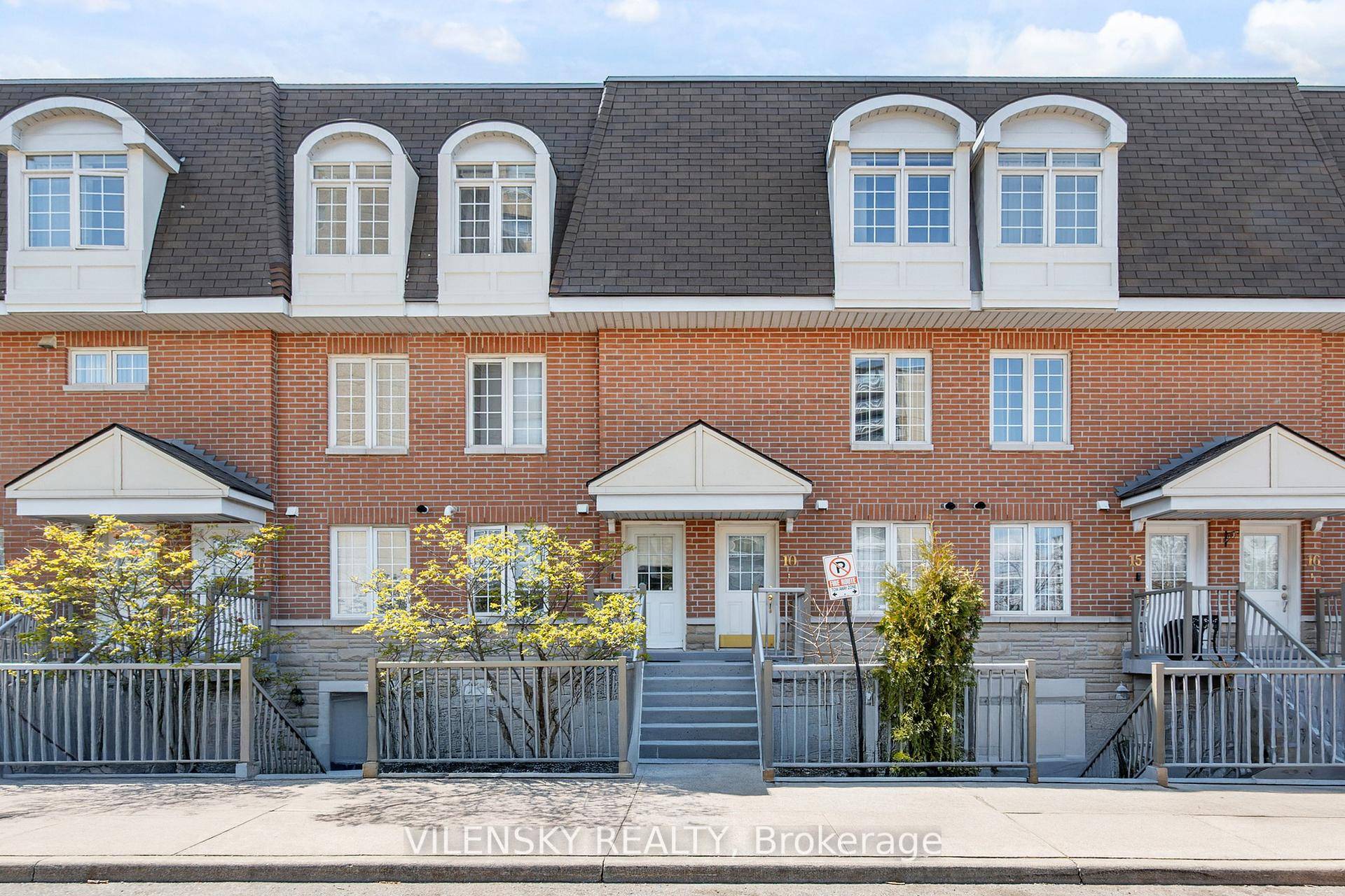 Welcome Home Beautiful Condo Townhome In A Family Friendly Neighbourhood !