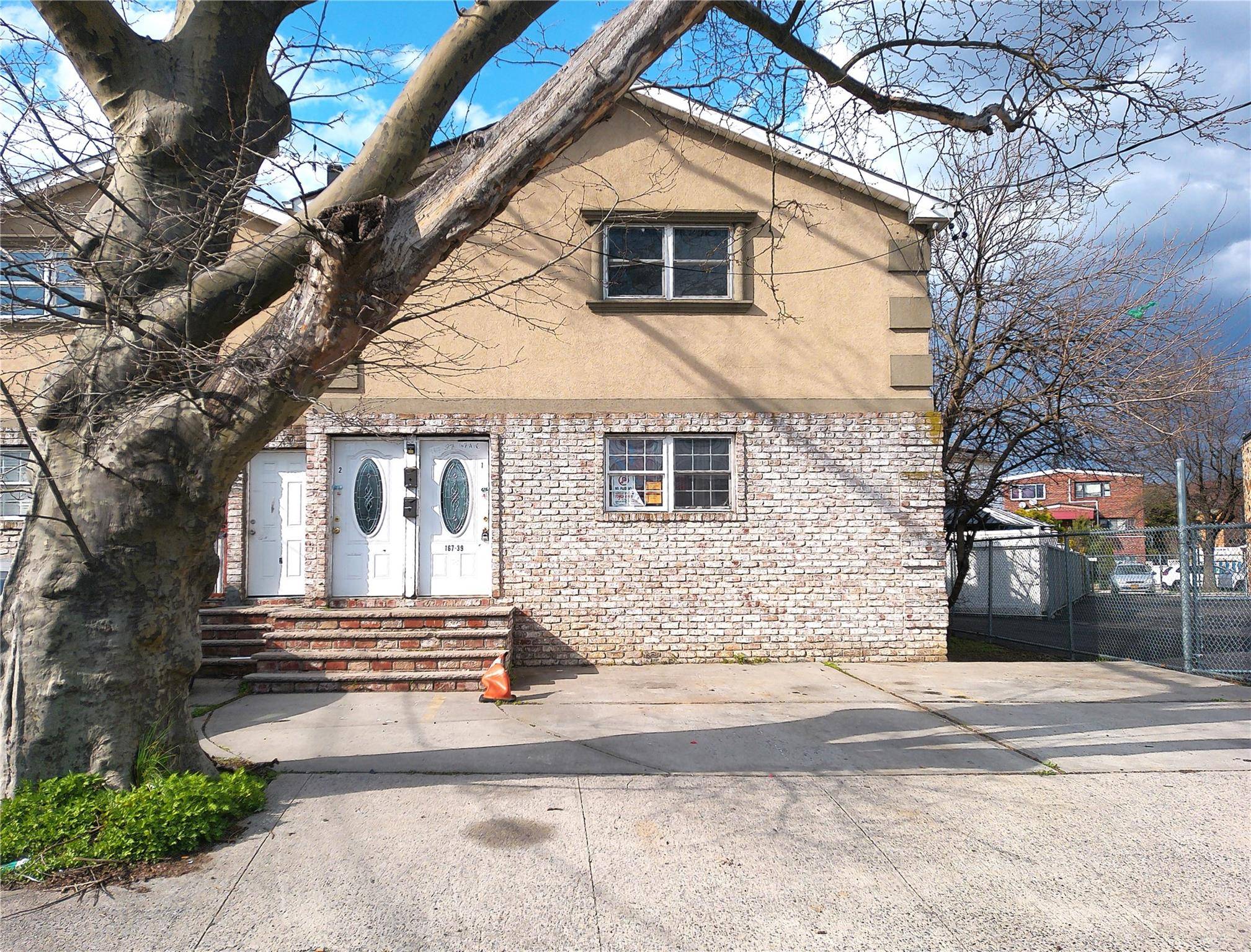 Built in 2005 only 20 years old Beautiful 2 family in Springfields Gardens.