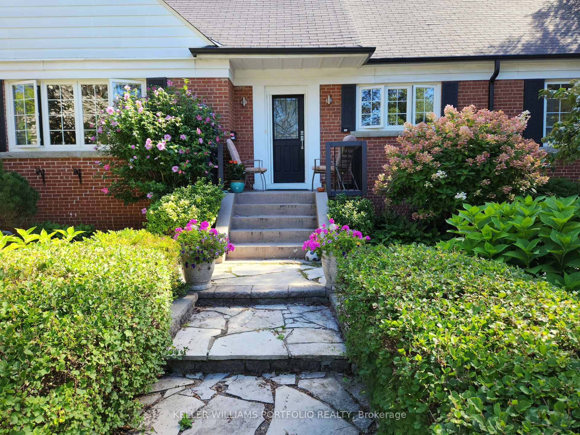 Beautifully Maintained Home In A Quiet And Picturesque Setting !