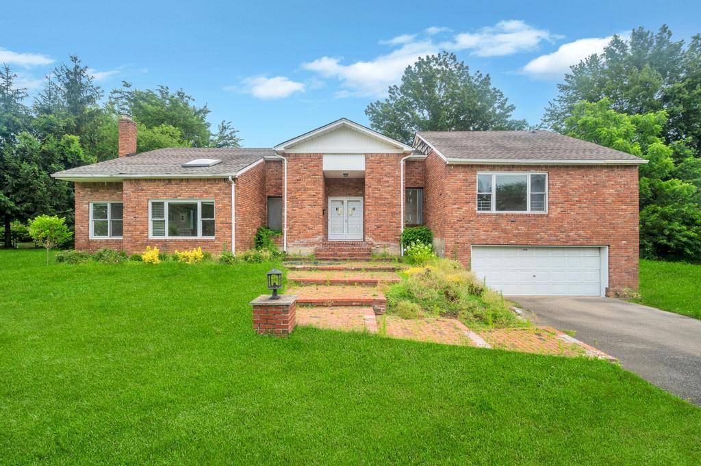 Beautiful split ranch brick home, located near Northern Blvd at Roslyn Harbor, NY.