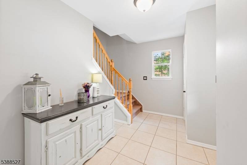 Charming 4 Bedroom Colonial in Roxbury !