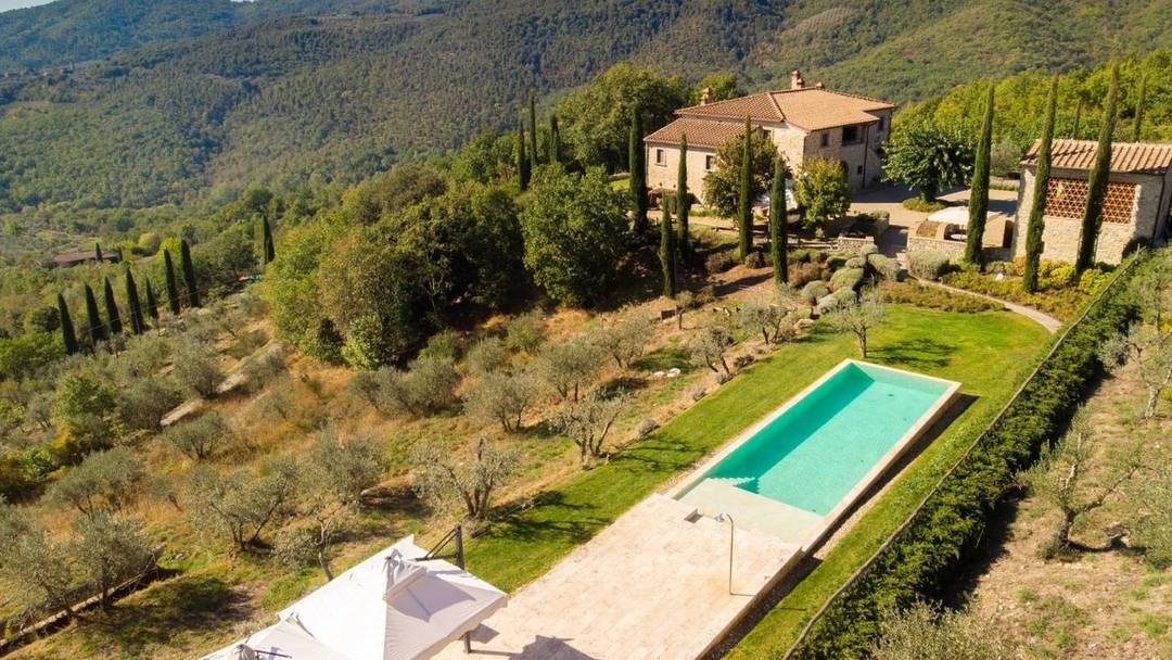 Restored farmhouse with guest house, pool and 23 hectares of olive groves, vineyards and woodland for sale in the heart of the Arezzo Chianti region.