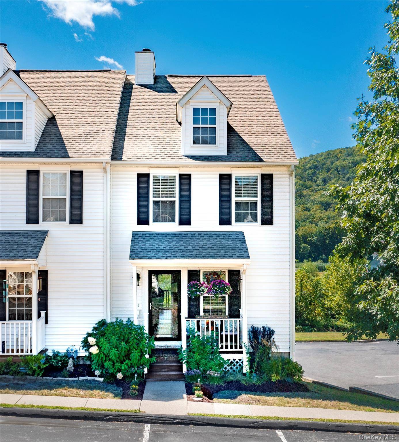 Welcome to 27 Washington Court, located in the sought after Deerfield Ponds community !