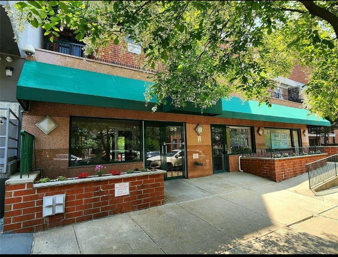 Professional Office space ideal for Medical Office available for lease in Richmond Hill, NY Suite includes reception waiting area, 4 exam rooms, 1 private offices, 2 bathrooms Premium Medical Office ...