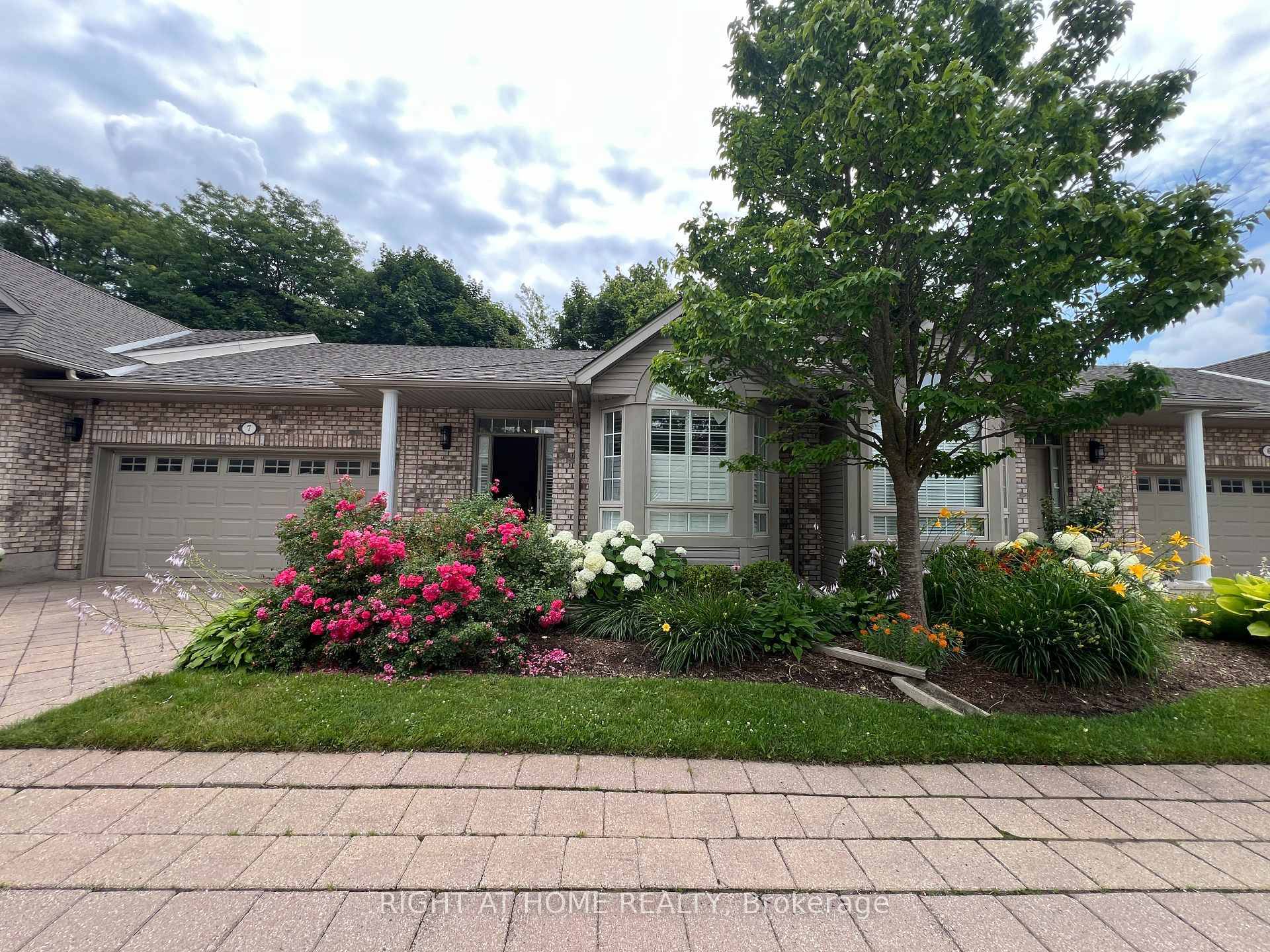 Don't Miss Executive 2 BR, 3 WR Bungalow Townhouse In An Exclusive, Quiet Neighborhood Cozy executive row townhouse, single family bungalow in North London in a very desired community.