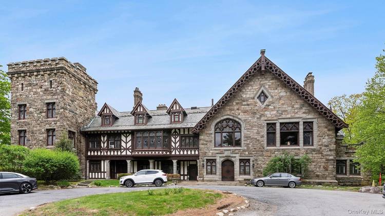 Perched atop a scenic mountain within the exclusive, gate guarded enclave of Tuxedo Park, the Loomis Lab is far more than a residence it is a landmark of global significance.