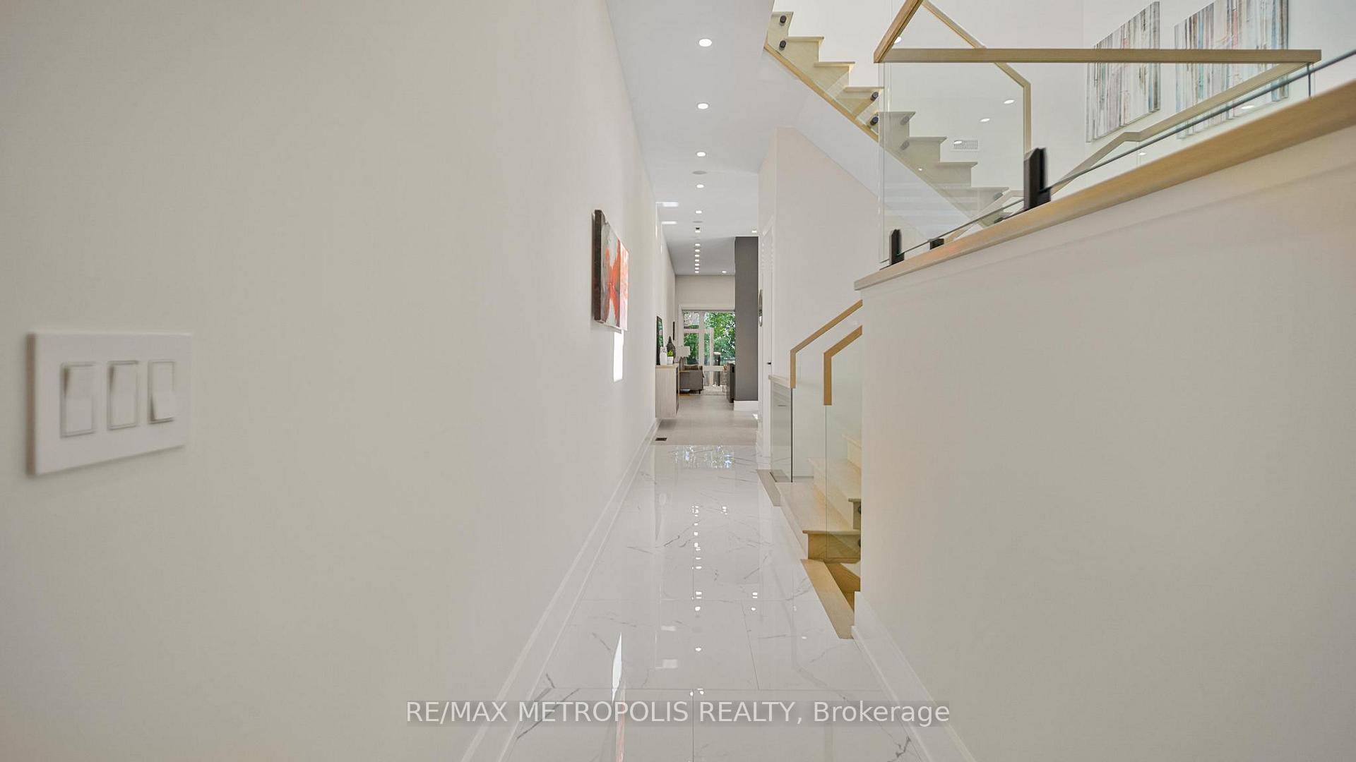 Discover the essence of modern luxury in this impeccably crafted detached home, perfectly situated in Torontos prestigious Oak Ridges community.