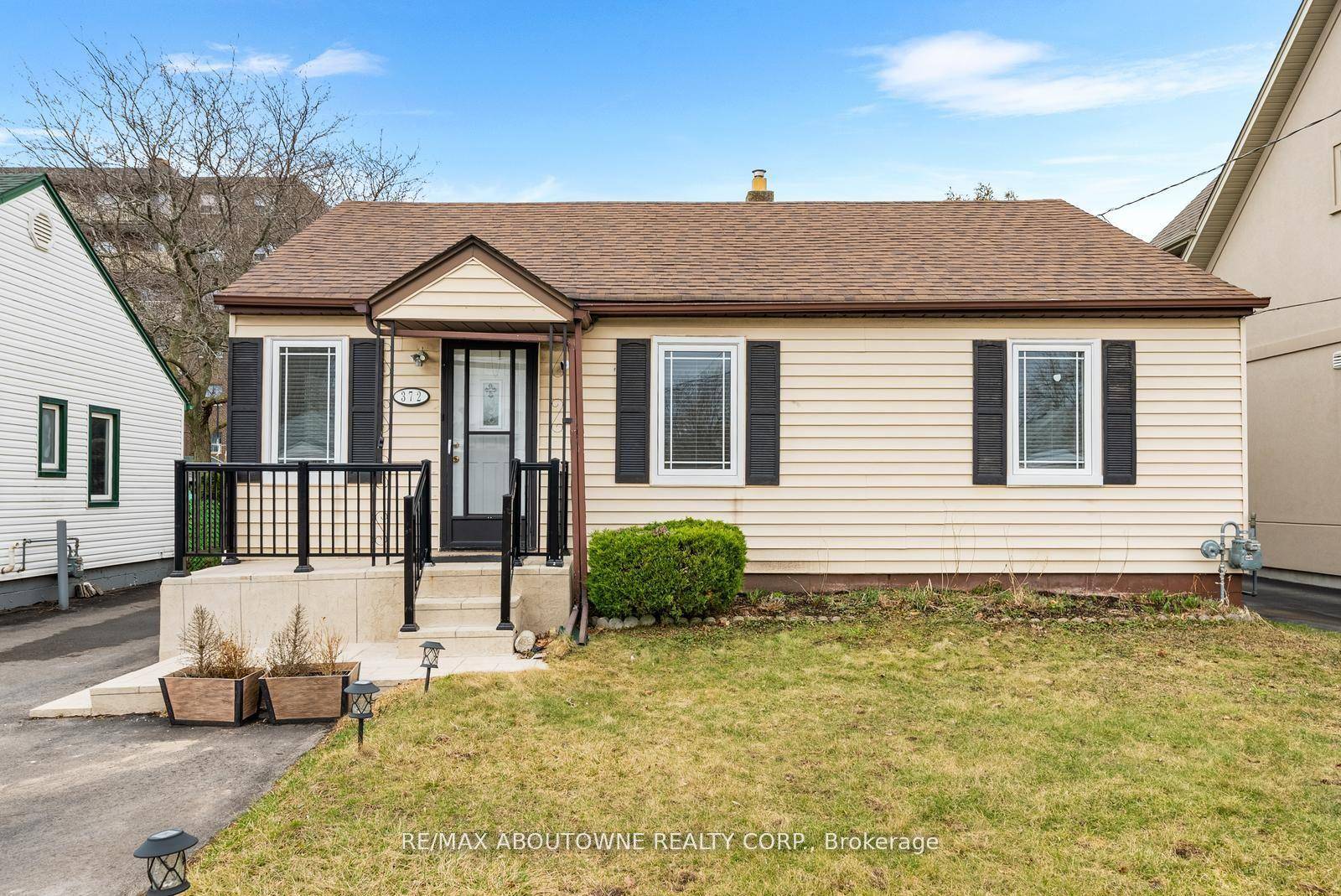 This 3 1 bedroom and 2 bathroom bungalow is nestled in the heart of Kerr Village, one of Central Oakville's most sought after areas.