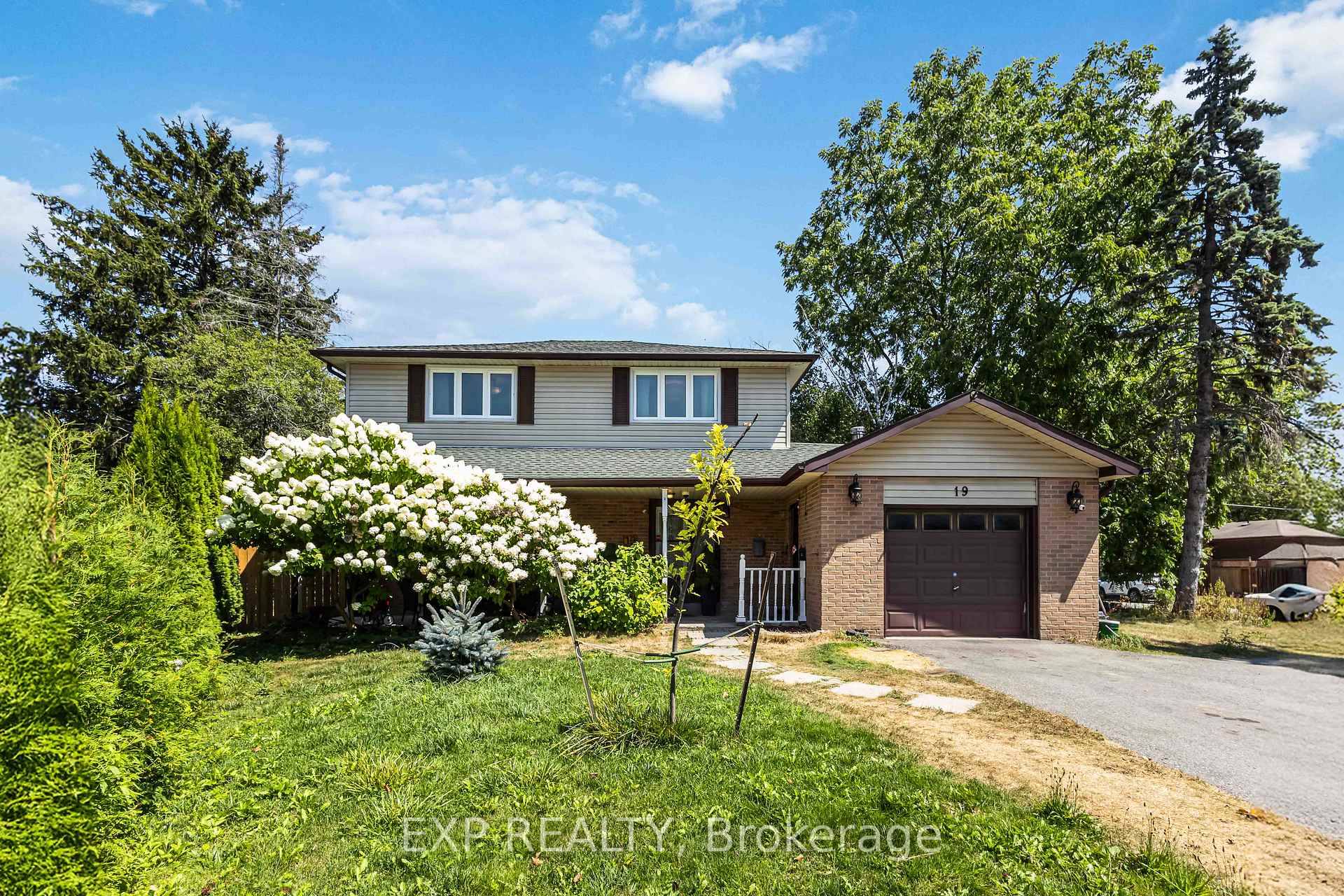 This beautiful 4 bedroom house is perfect for a growing family or working from home !