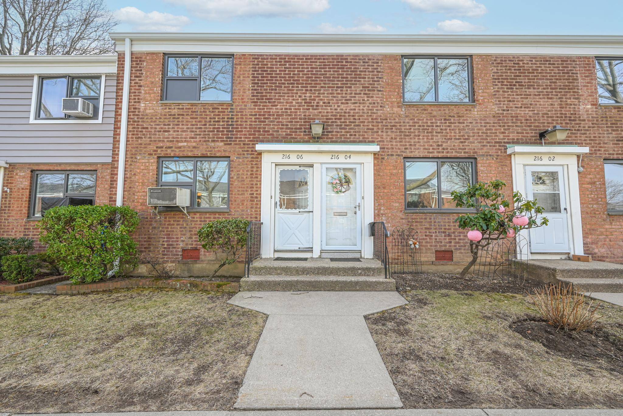 Welcome to Bell Park Garden Apartments in Oakland Gardens !