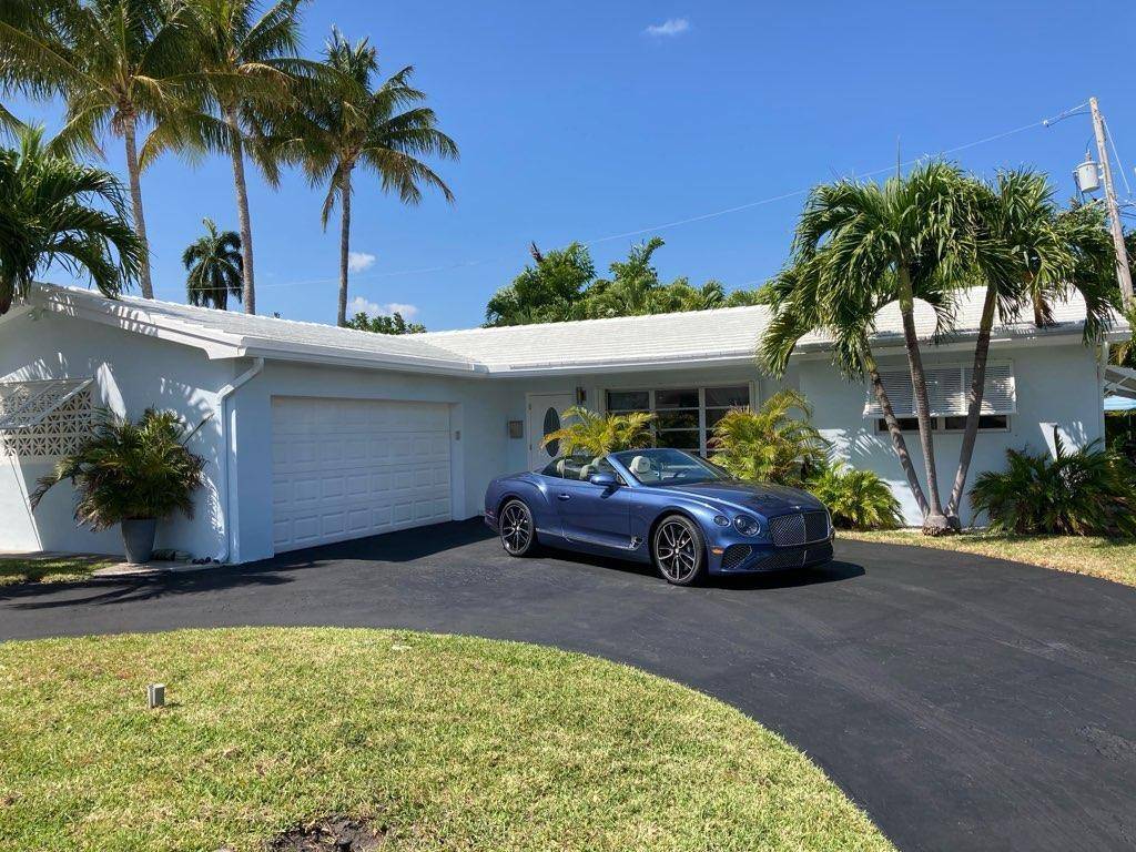 The only home available 50 steps from the water !