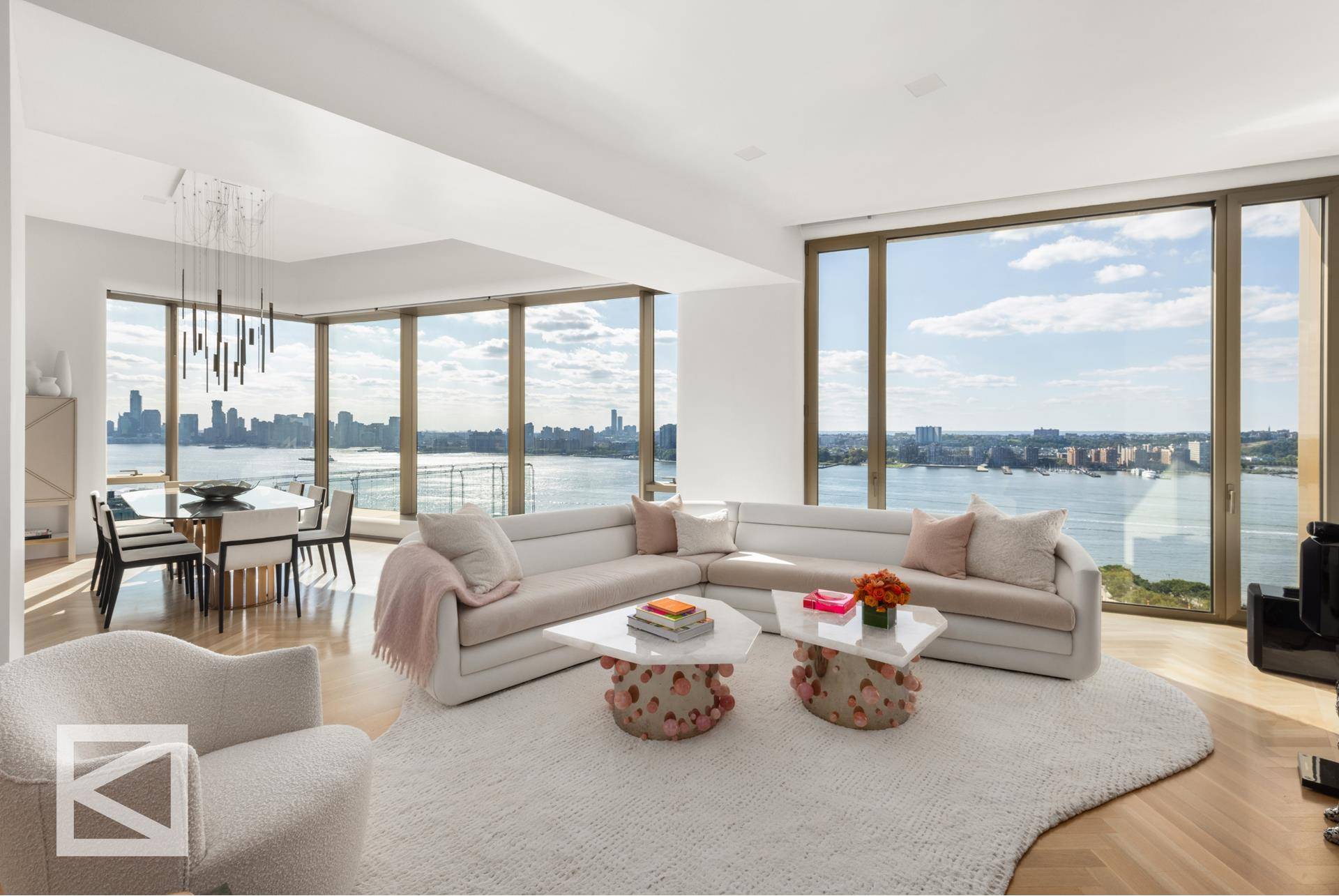 Elevated high above downtown Manhattan, this penthouse graces the summit of the iconic Norman Foster tower, a symbol of luxury in the heart of downtown.