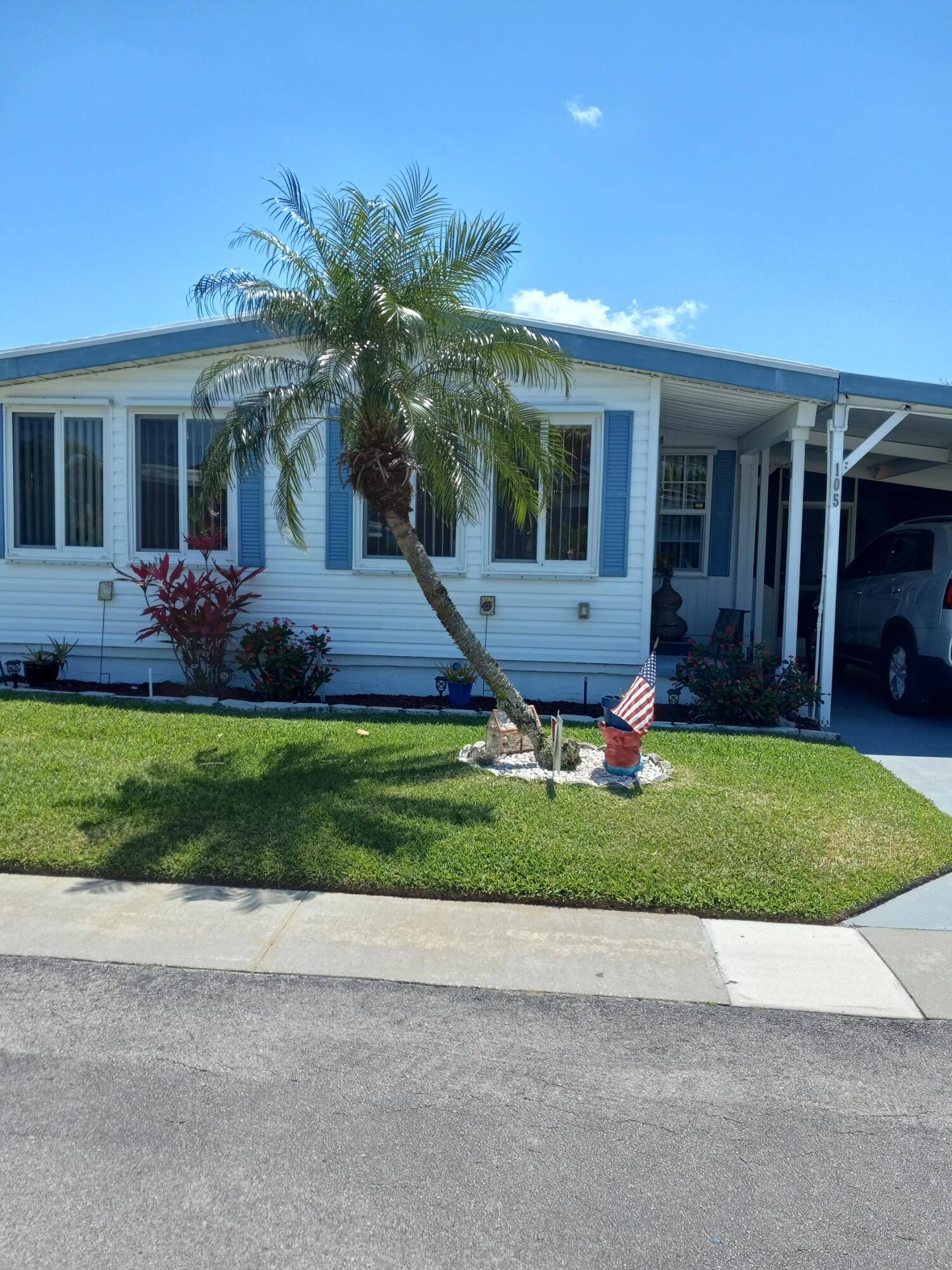 Welcome to this delightful 2 bedroom, 2 bathroom mobile offering plenty of living space.
