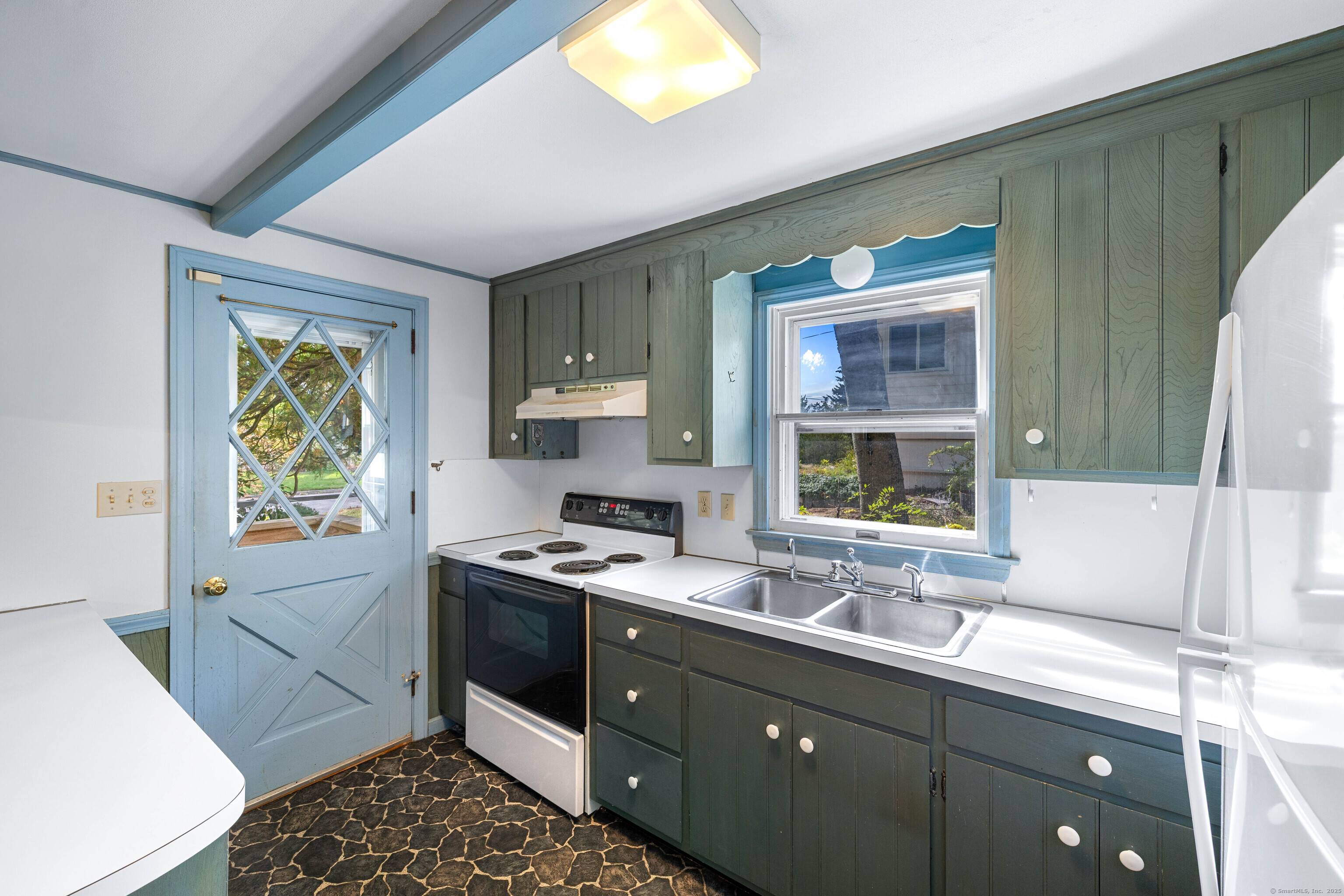 Charming 3 Bedroom Colonial Near Niantic River Welcome to this classic 3 bedroom, 1.