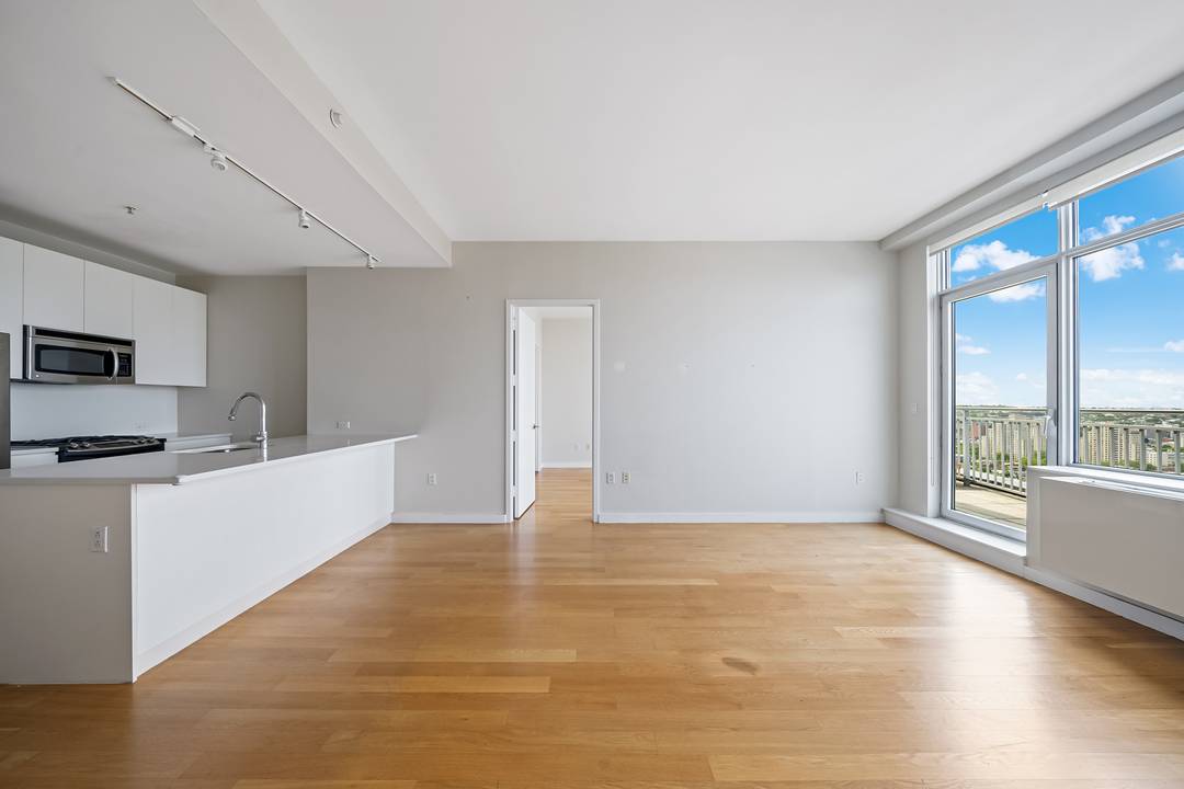 Enter this light filled split 2 bedroom 2 bath penthouse with terrace and you are immediately wowed by the endless open views of Downtown Brooklyn across to the Verrazano Bridge, ...