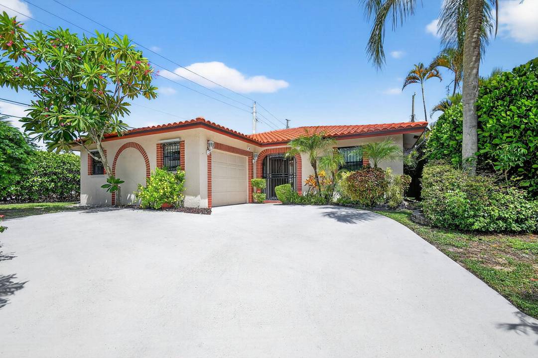 Annual or Seasonal, Furnished or Unfurnished Pet friendly Pool Home, turnkey furnished rental at the end of a quiet cul de sac, directly next to Dreher Park home to the ...