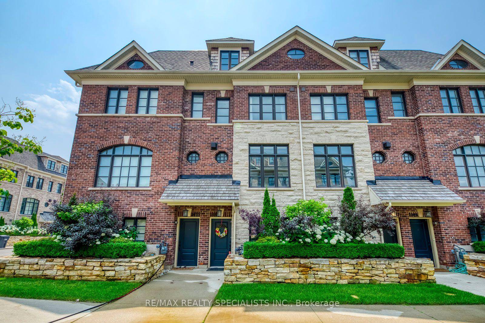 UNFURNISHED Executive Townhome On Prestigious Mississauga Rd !