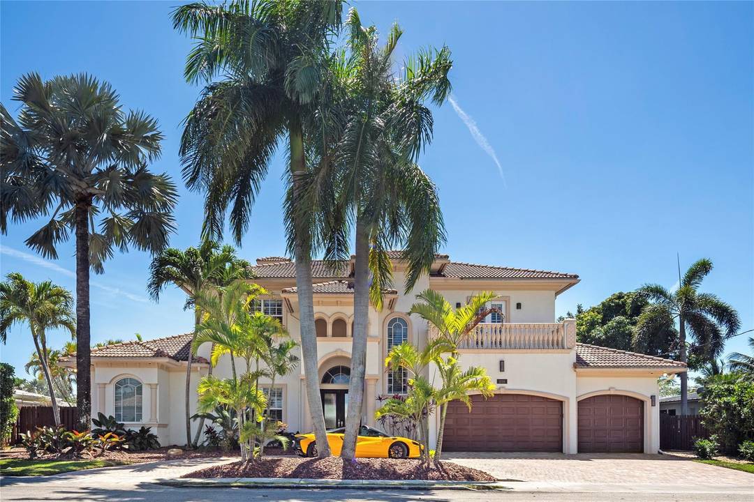 Indulge in luxury at this waterfront haven in the Citrus Isles area, featuring luxury amenities that must be seen.