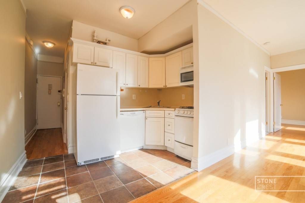 Large, sun soaked 1 bedroom apartment in Morningside Heights !