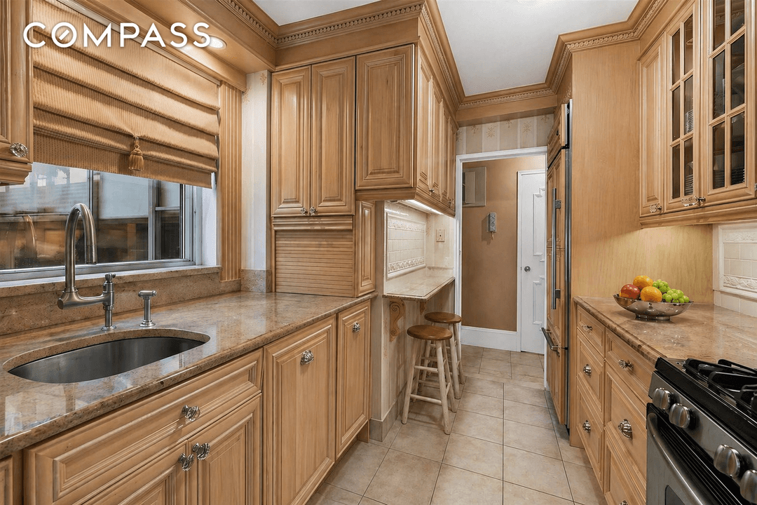 Welcome to this sun flooded 2 bedroom, 2 bathroom at The Charles House, a highly sought after condominium on the corner of 78th Street and Madison Avenue.