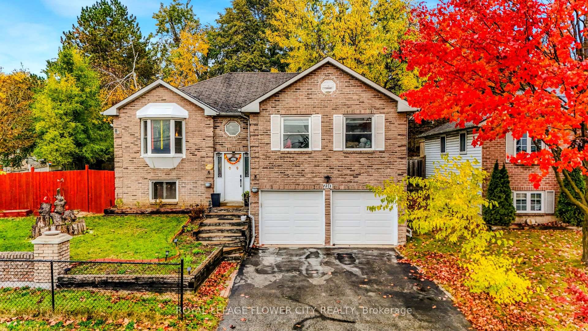 Beautifully spacious bunglow home with great curb appeal !