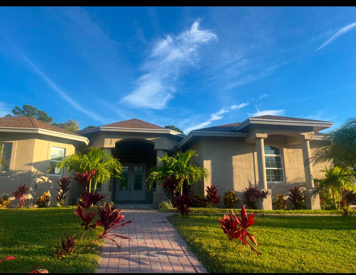 Beautiful 3 bedroom and a DEN which can be used as a 4th bedroom house with each room including their own bathroom and a half bathroom for visitors.