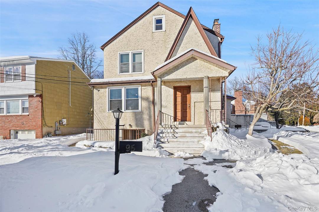 Welcome to 95 King St 1. If you are looking for a beautiful Apartment in a Multi Family Rental Home that is unique and charming, look no more !