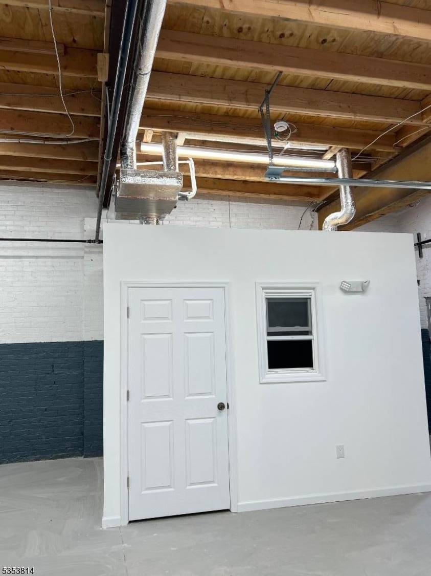 Small warehouse storage perfect for a small contractorEXTERIOR FEATURESBrand new sewer and water lines, rubberized roof, supporting 2x10 beams, stucco exterior, concrete sidewalk, gas line and gas meter, 200amp electrical ...