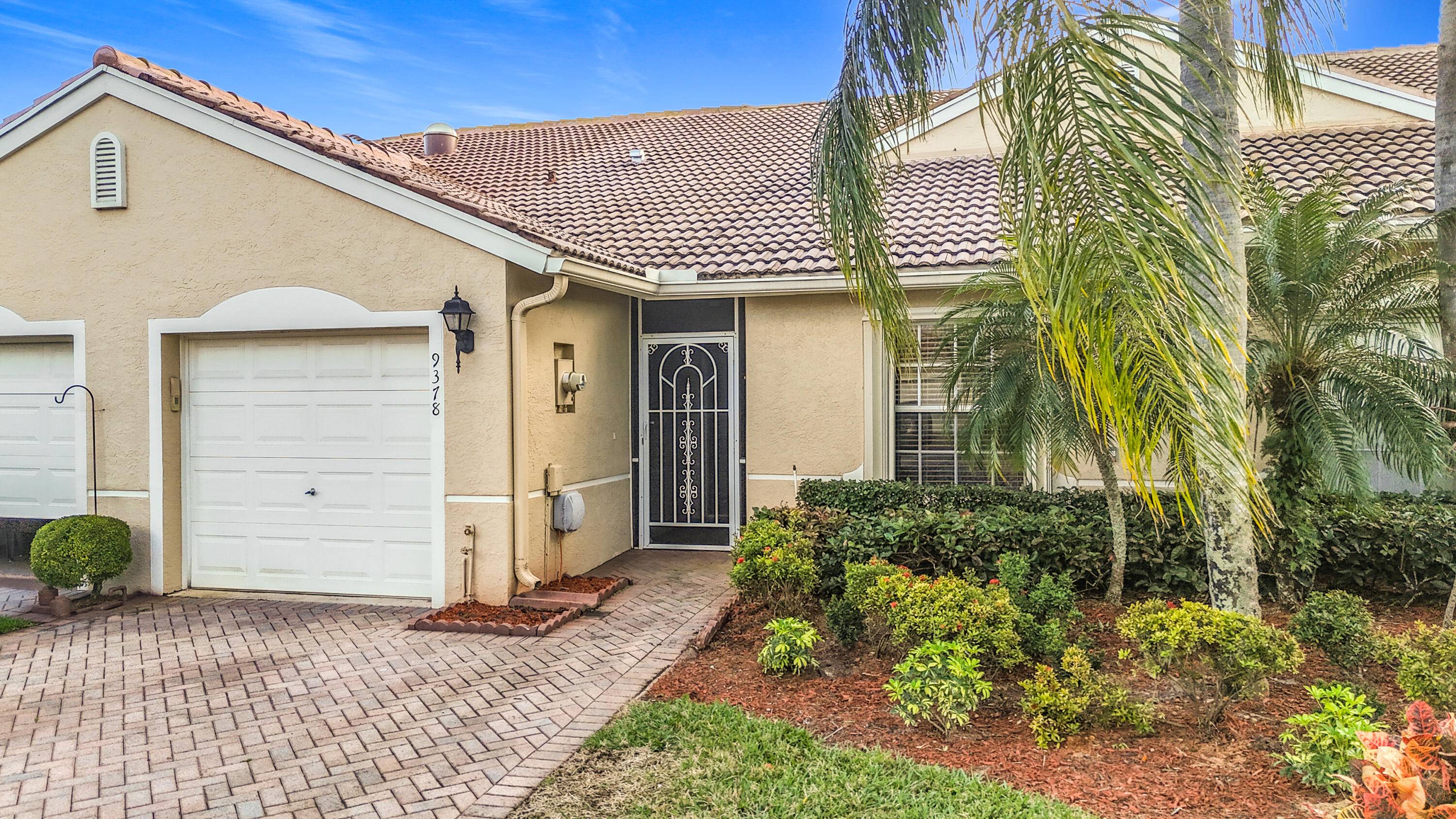 Desirable Home in Baywinds 55 CommunityWelcome to this beautiful 2 bedroom, 2 bathroom home with a bonus room in the sought after Baywinds community !