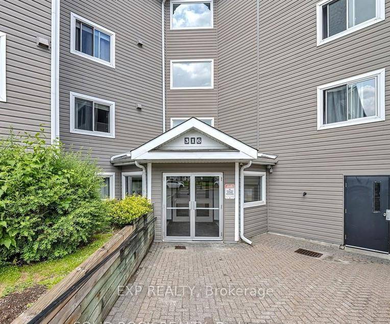 Welcome to this 2 bedroom, 1 bathroom apartment located in one of the city's most desirable and convenient neighbourhood.