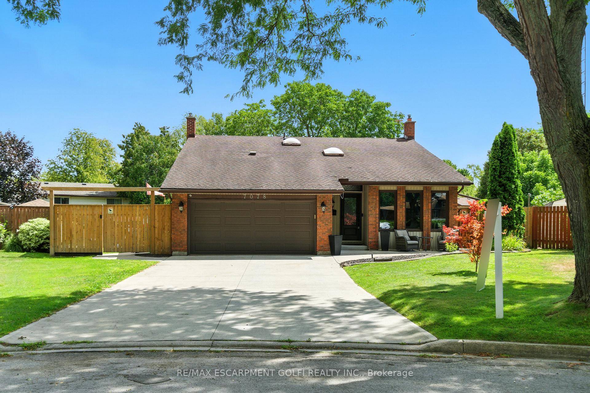 Welcome to luxurious 7078 Rosseau Place, a rare 3 1 bedroom, 2 bath raised bungalow tucked away on a quiet cul de sac in Niagara Falls.