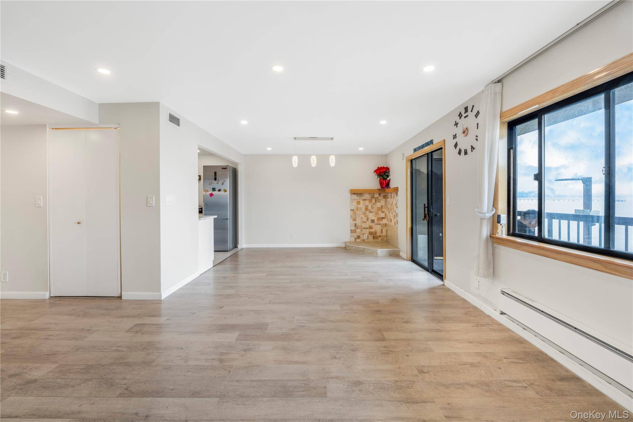 Spacious 2 Bedroom Condo with Ocean and City Views Discover the perfect blend of comfort, convenience, and scenic beauty in this spacious 2 bedroom, 2 bathroom condo, offering approximately 917 ...