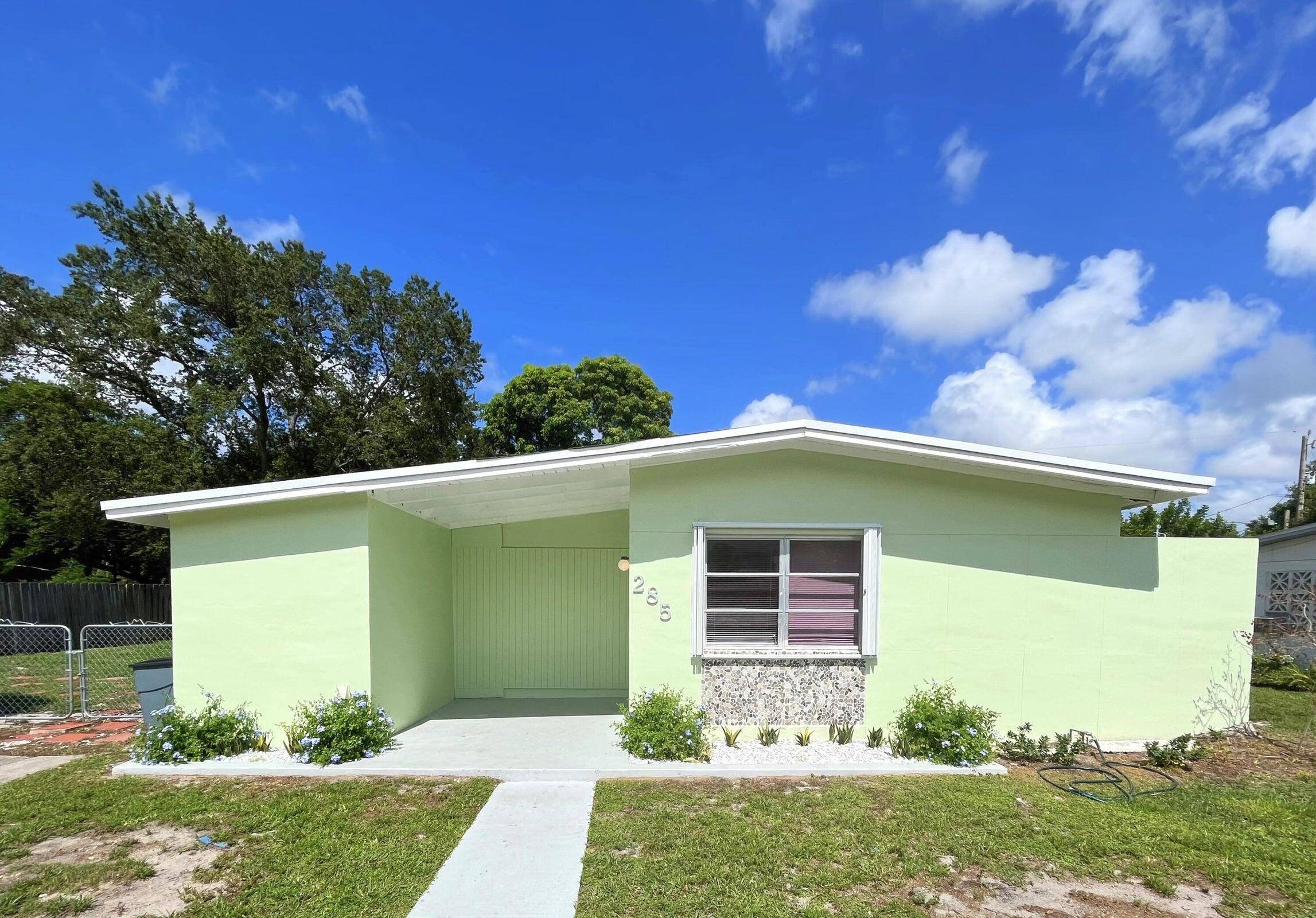 Don't miss this chance to own a 3 bedroom, 1 bathroom home with endless potential !