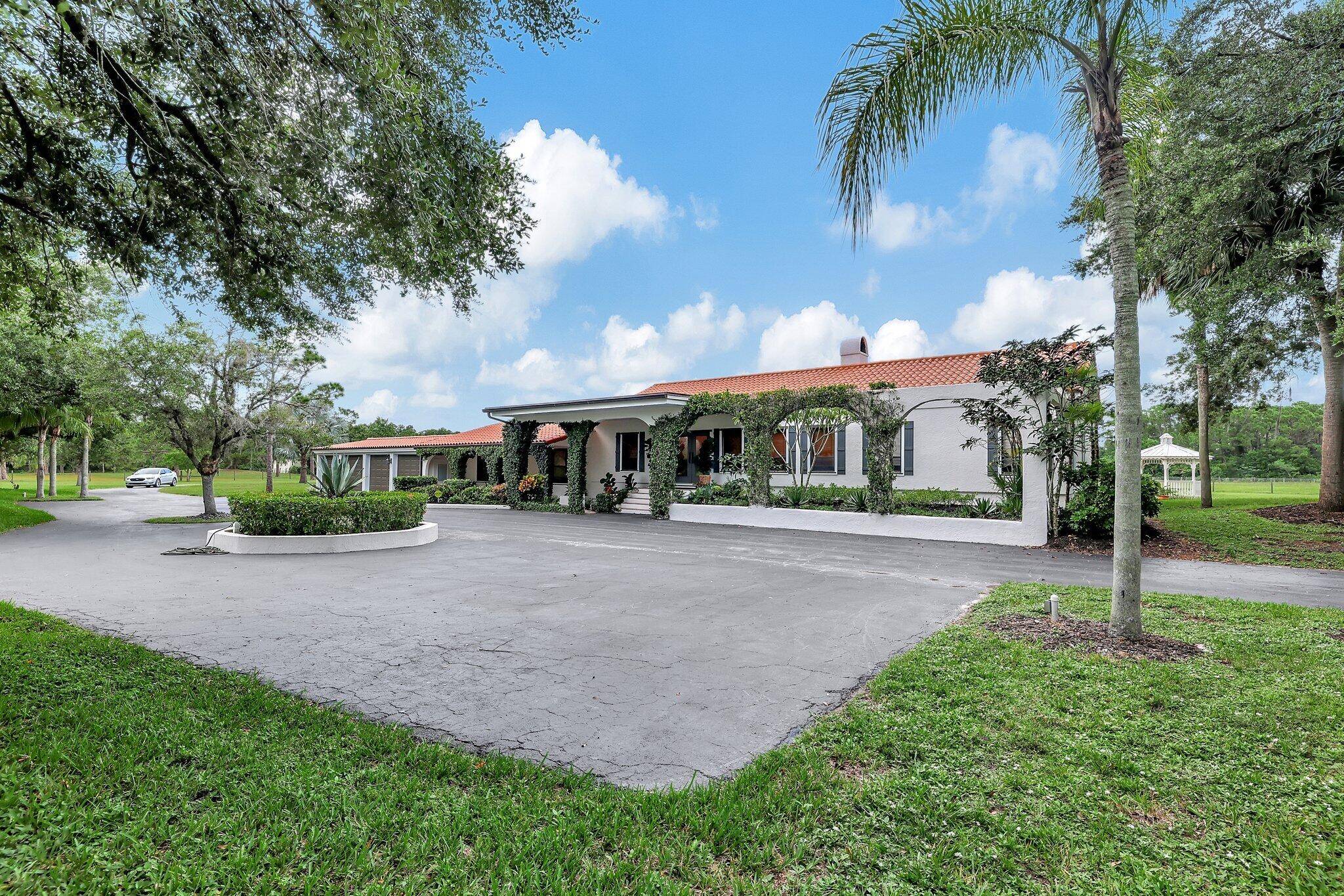 LUXURY RANCH RETREAT 44 ACRES INCOME PRODUCING GUEST ACCOMMODATIONS !