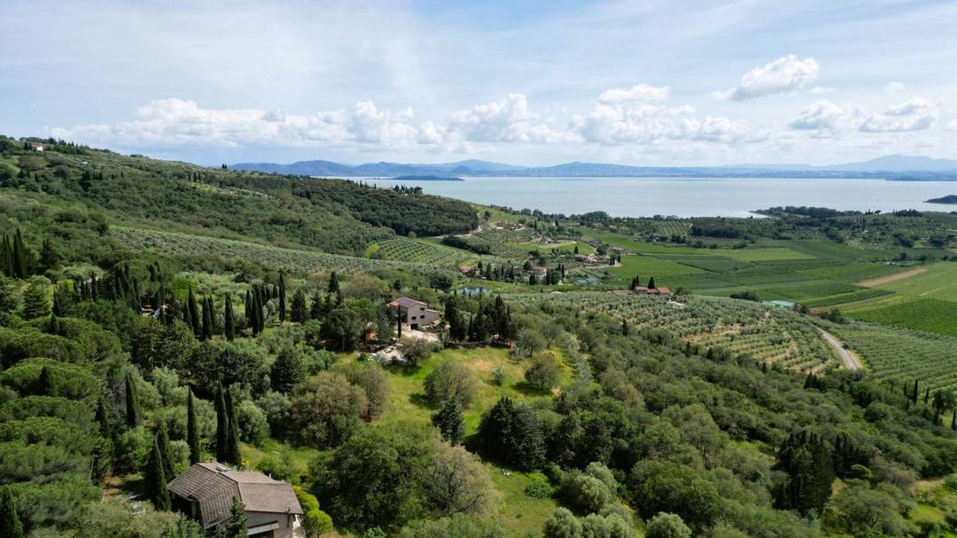 Prestigious 303 sqm villa on 1.4 hectares with breathtaking Lake Trasimeno views, terraces, garden and independent apartment.