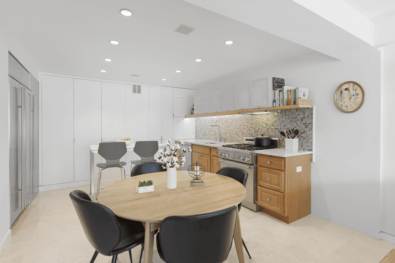 WELCOME HOME AVAILABLE FOR END OF JUNE JULY 1 LEASE START Apartment W10FG This rare corner unit has been completely renovated, and is situated in a wonderful building in the ...