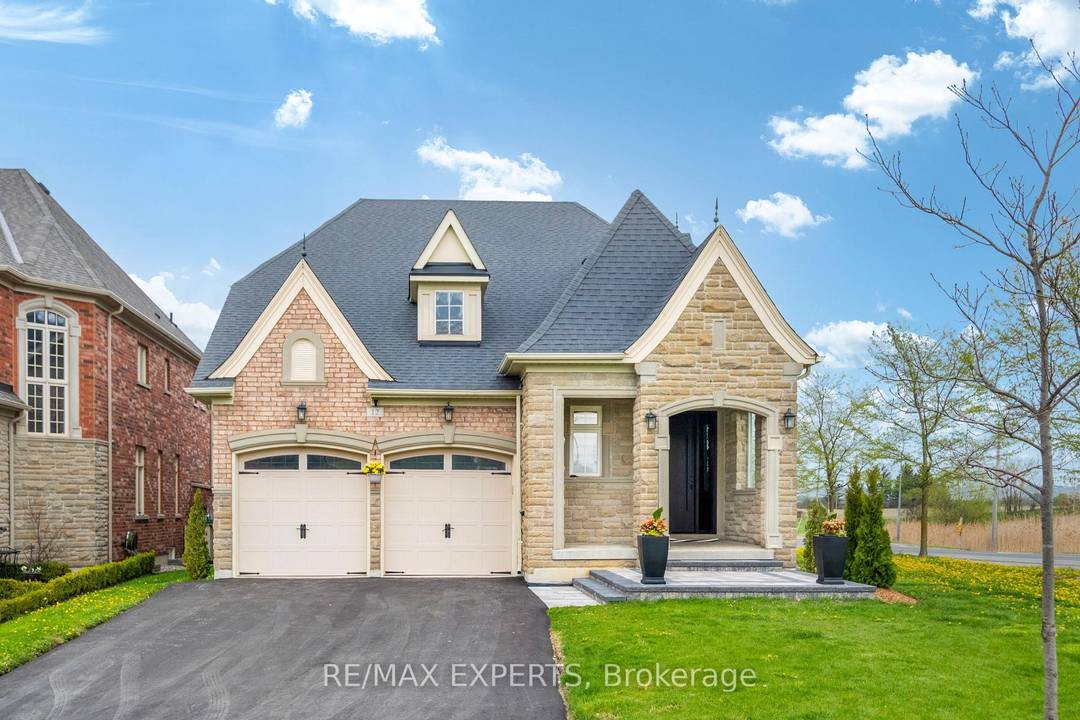 Nestled in the exclusive pocket of King's Ridge community, this charming bungalow provides an inviting and accessible living experience for those seeking a relaxed and stylish lifestyle.