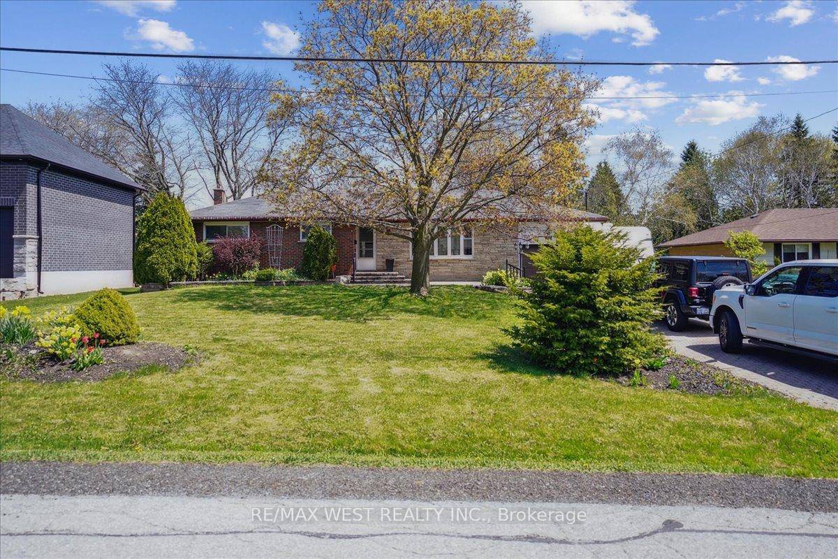 Welcome to 65 Elizabeth Crescent Available for Short Term Lease from July 1st to February 28th !