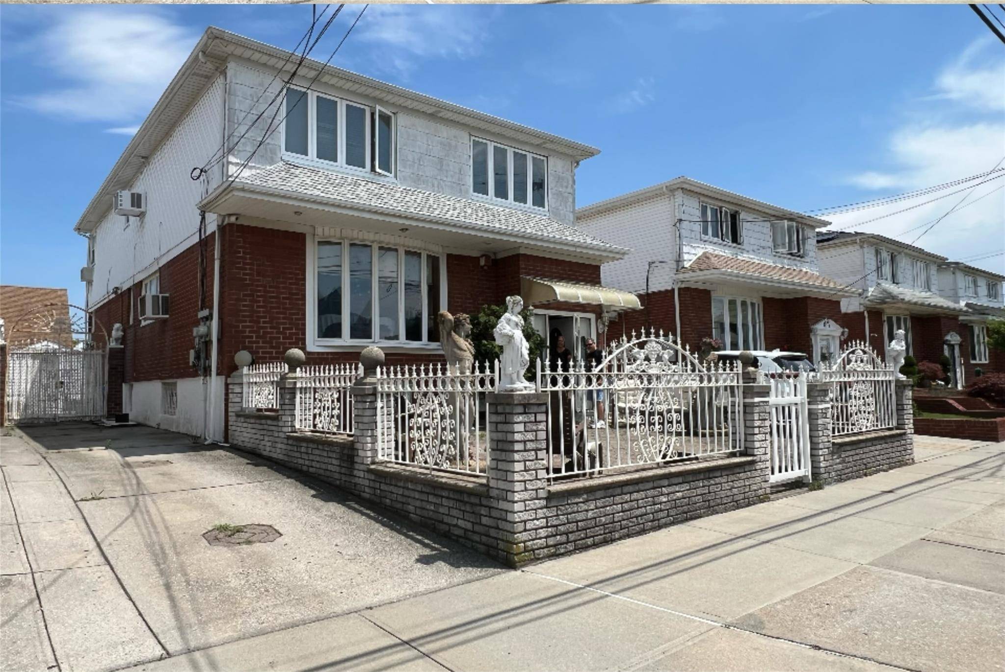 Amazing 2 family in Long Howard Beach, Fantastic water view, Steps to Charles Park, Viewing the gorgeous Jamaica Bay, North Channel Bridge, Cross Bay Veterans Memorial Bridge, and Cross Bay ...