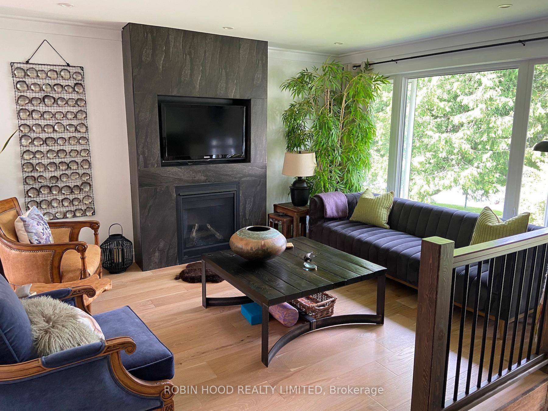 Lovely Thornbury Ontario open concept home for rent for the ski season December 1 thru April 1.